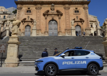 Modica, trova il ladro in casa e lo blocca. Topo d’appartamento fermato dalla polizia