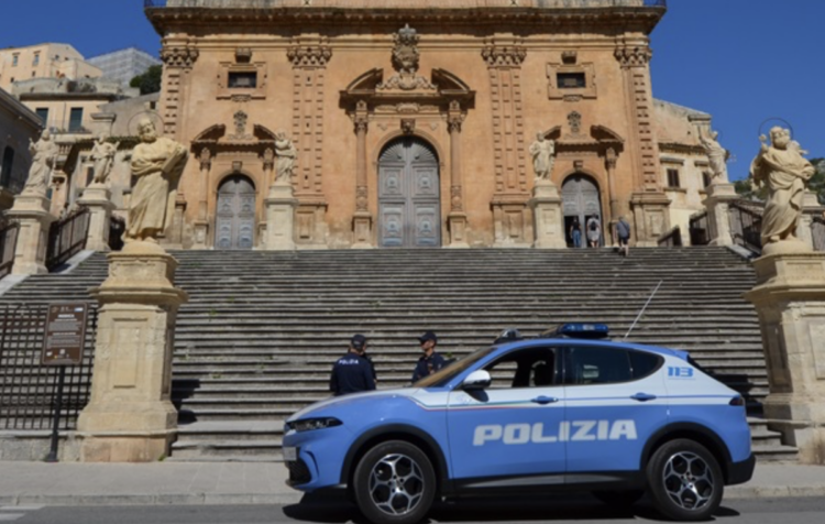 Modica, trova il ladro in casa e lo blocca. Topo d’appartamento fermato dalla polizia