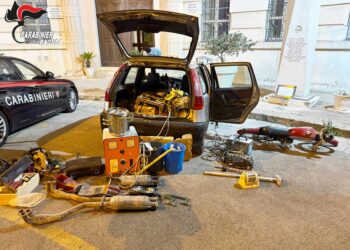 Ragusa, sul tetto dell’auto una moto d’epoca e diversi arnesi edili: denunciati per ricettazione