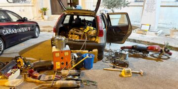 Ragusa, sul tetto dell’auto una moto d’epoca e diversi arnesi edili: denunciati per ricettazione