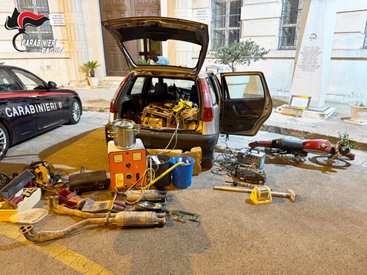 Ragusa, sul tetto dell’auto una moto d’epoca e diversi arnesi edili: denunciati per ricettazione