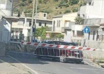 Scicli, auto resta intrappolata all’interno del passaggio a livello ferroviario