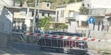 Scicli, auto resta intrappolata all’interno del passaggio a livello ferroviario