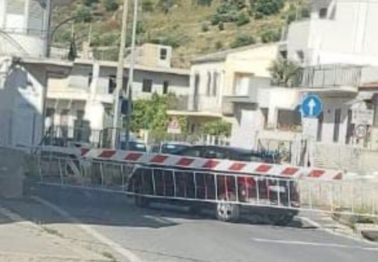 Scicli, auto resta intrappolata all’interno del passaggio a livello ferroviario