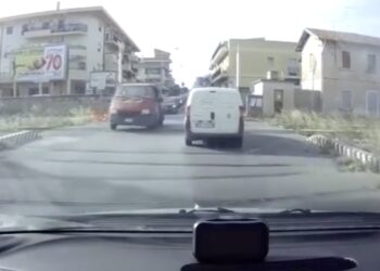 Vittoria, auto resta incastrata nel passaggio a livello e il treno ferma la propria corsa qualche metro prima dell’impatto