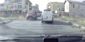 Vittoria, auto resta incastrata nel passaggio a livello e il treno ferma la propria corsa qualche metro prima dell’impatto