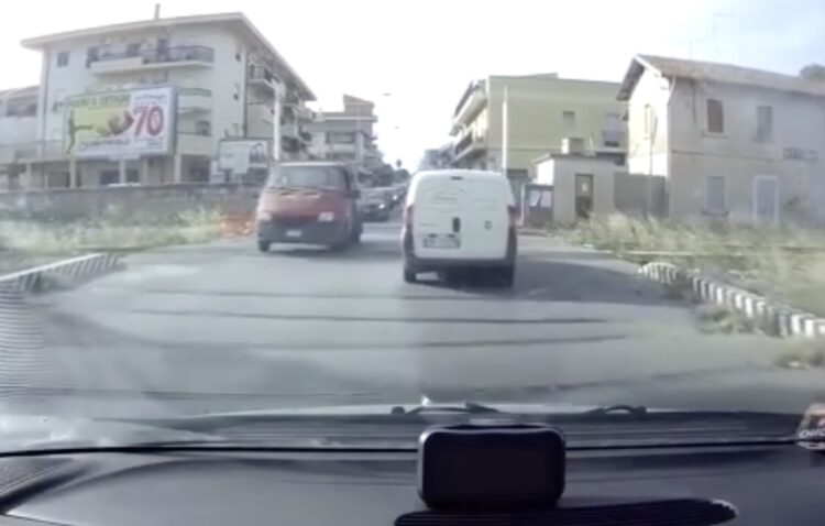 Vittoria, auto resta incastrata nel passaggio a livello e il treno ferma la propria corsa qualche metro prima dell’impatto