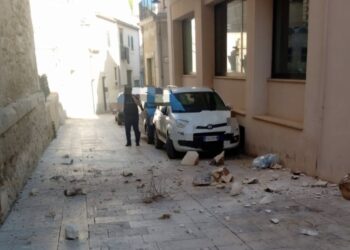 Scicli, crolla una parte del cornicione del palazzo comunale in via Barone La Rocca: tragedia sfiorata