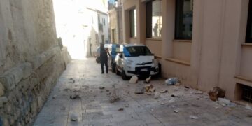 Scicli, crolla una parte del cornicione del palazzo comunale in via Barone La Rocca: tragedia sfiorata