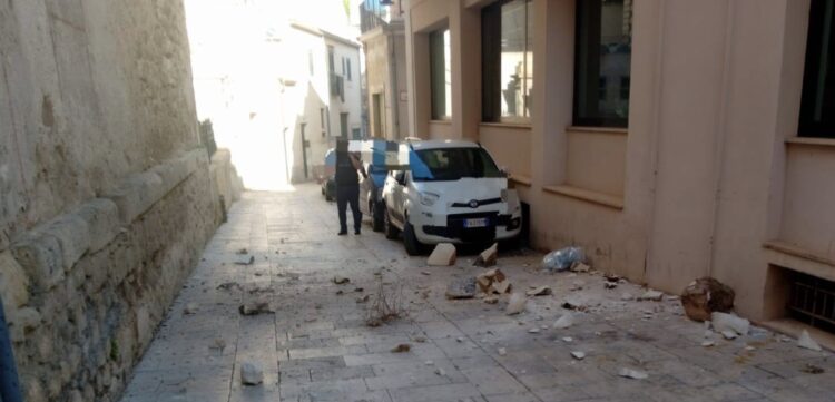 Scicli, crolla una parte del cornicione del palazzo comunale in via Barone La Rocca: tragedia sfiorata