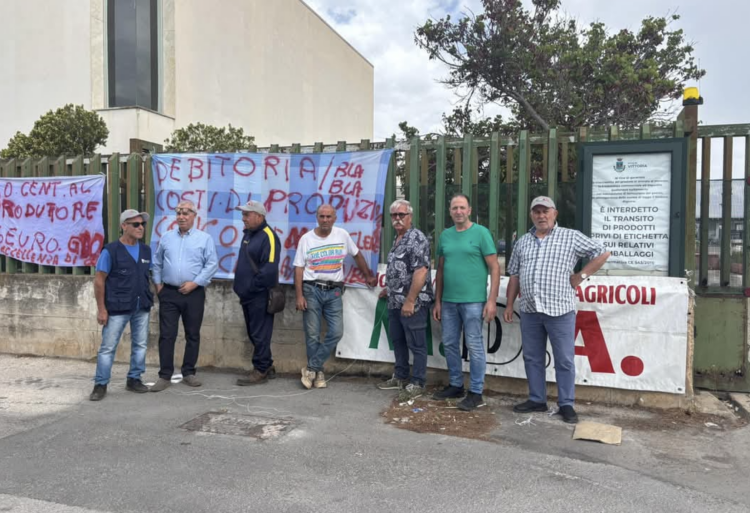 Vittoria, protesta dinanzi al mercato ortofrutticolo