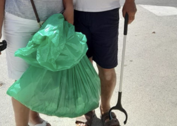 Marina di Modica, coppia di turisti inglesi ripulisce la spiaggia dai rifiuti