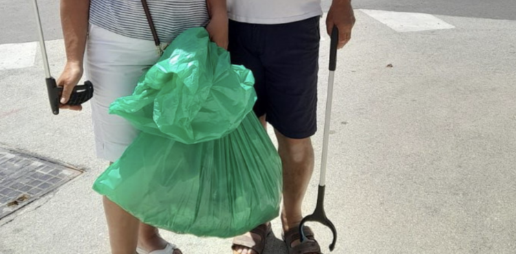 Marina di Modica, coppia di turisti inglesi ripulisce la spiaggia dai rifiuti