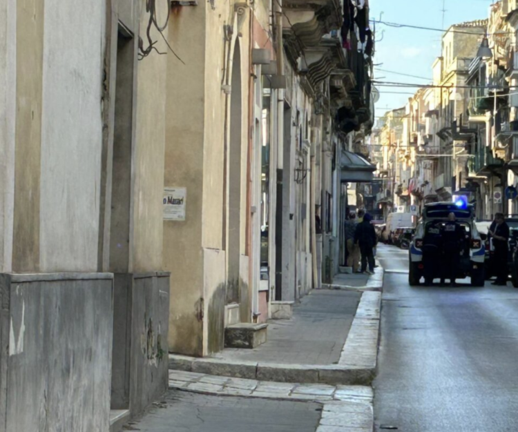 Ragusa, incidente in via Mario Leggio. Un’auto si ribalta