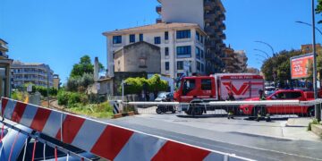 Ragusa, resta incastrato con l’auto nel passaggio a livello di via Paestum