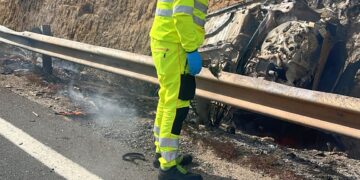 Incidente mortale a Marina di Ragusa-Playa Grande, muore carbonizzato dentro la propria auto