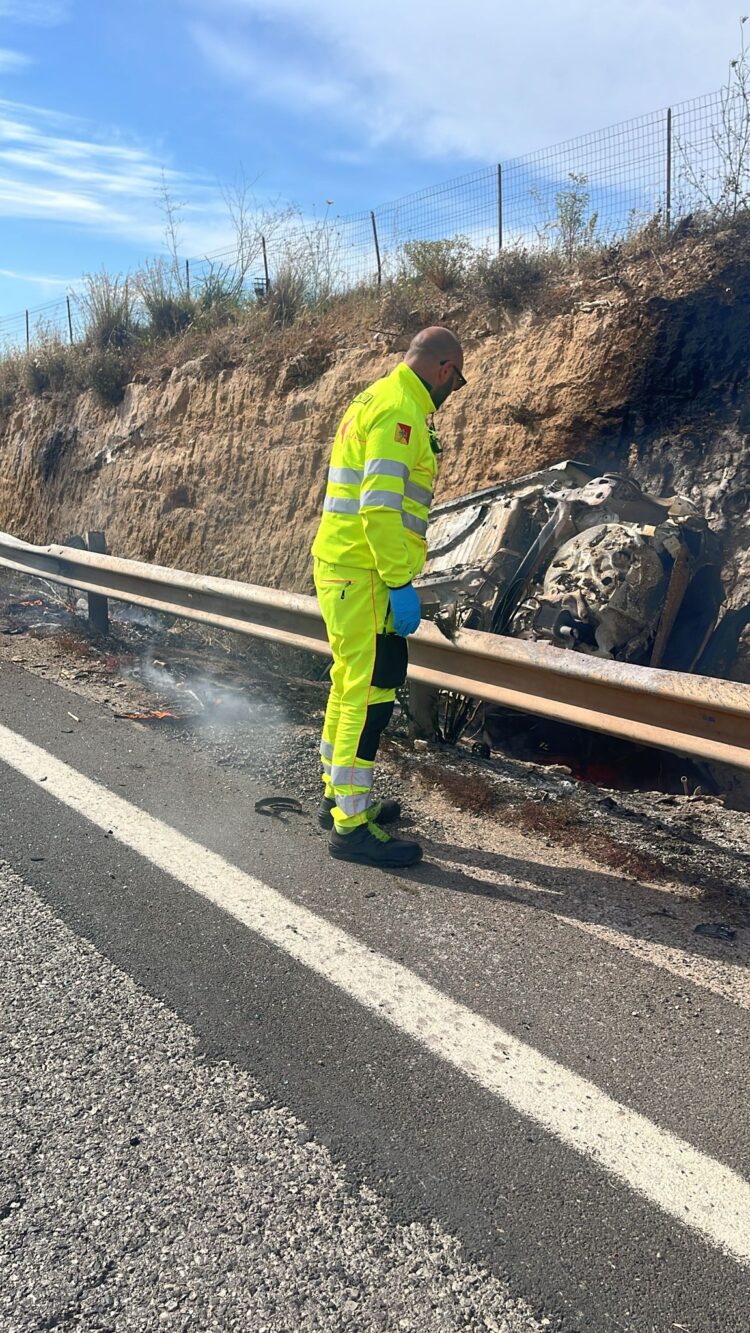 Incidente mortale a Marina di Ragusa-Playa Grande, muore carbonizzato dentro la propria auto
