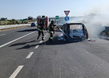 Ispica, auto prende fuoco sull’autostrada. Intervengono i vigili del fuoco