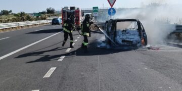 Ispica, auto prende fuoco sull’autostrada. Intervengono i vigili del fuoco