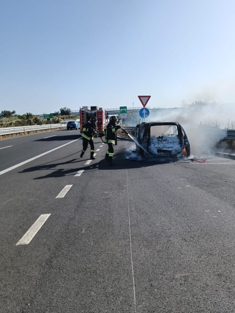 Ispica, auto prende fuoco sull’autostrada. Intervengono i vigili del fuoco
