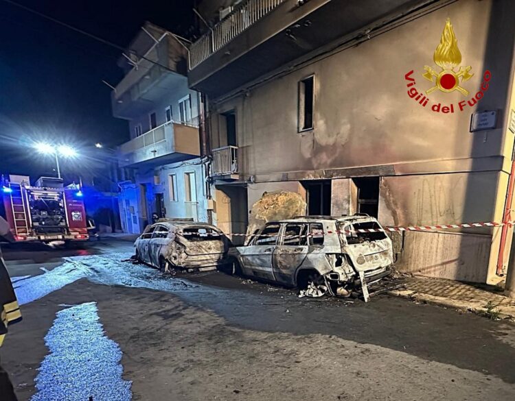 Comiso, in fiamme due auto nel corso della notte
