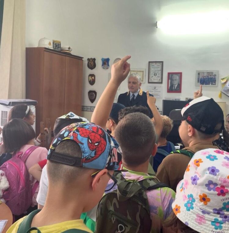 Modica, studenti in visita al comando della polizia locale