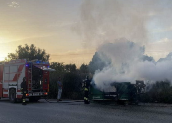 Sampieri, autocompattatore dei rifiuti in fiamme