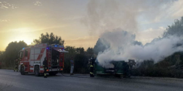 Sampieri, autocompattatore dei rifiuti in fiamme