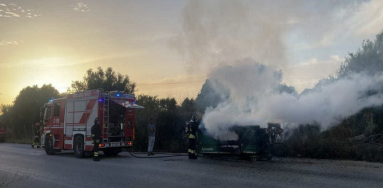 Sampieri, autocompattatore dei rifiuti in fiamme