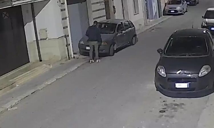 Vittoria, arrestato perché ritenuto l’autore dell’incendio dell’auto della cognata: “Sono innocente”