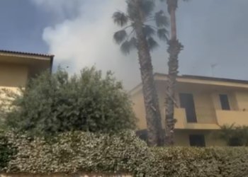 Vittoria, incendio vicino all’istituto del liceo linguistico Lanza