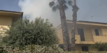 Vittoria, incendio vicino all’istituto del liceo linguistico Lanza