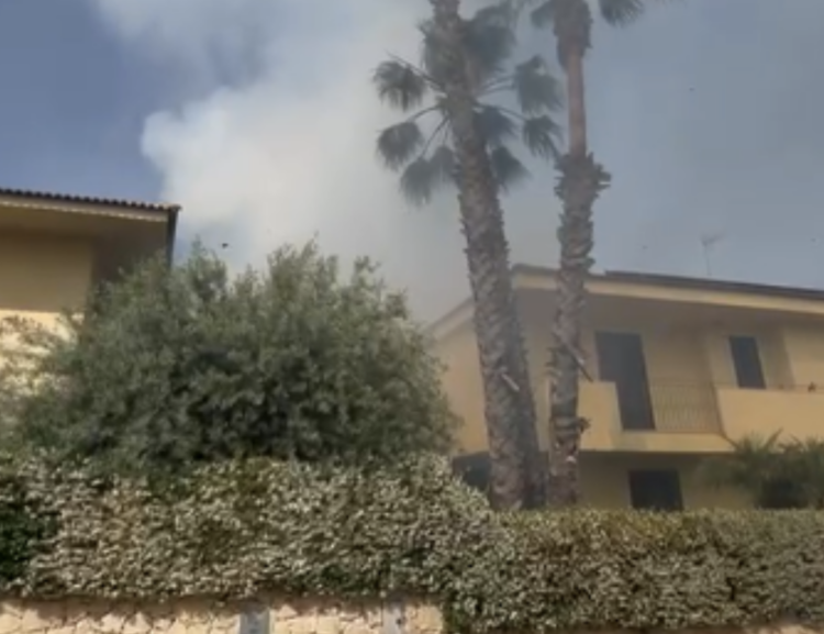 Vittoria, incendio vicino all’istituto del liceo linguistico Lanza