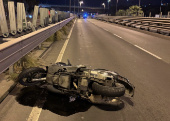 Motociclista perde il controllo della moto e si schianta sul guardrail: muore sul colpo
