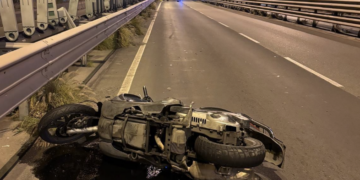 Motociclista perde il controllo della moto e si schianta sul guardrail: muore sul colpo