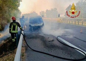 Furgone in fiamme sull’autostrada