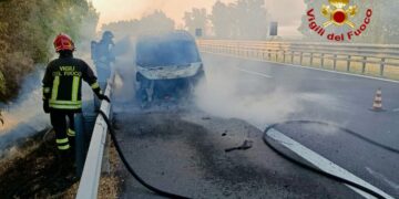 Furgone in fiamme sull’autostrada