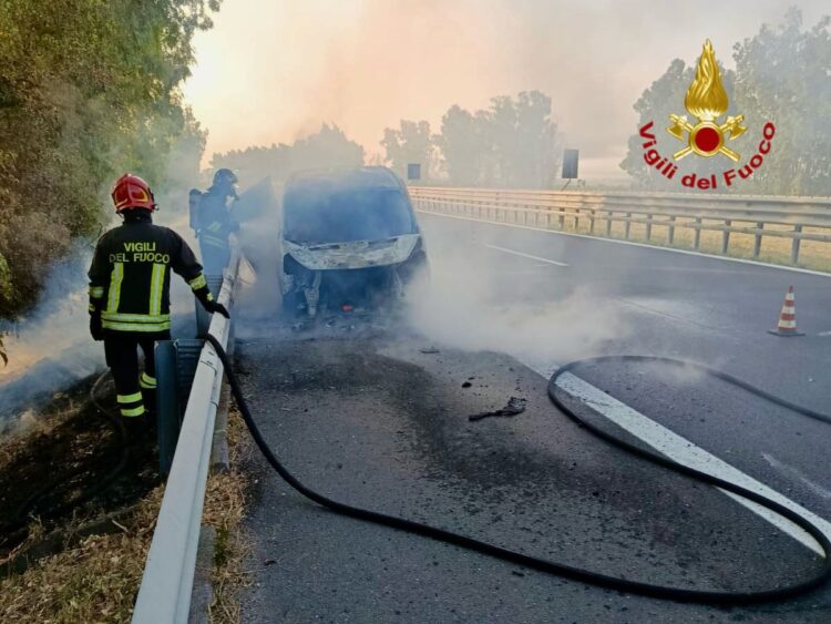 Furgone in fiamme sull’autostrada
