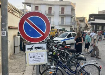 Marina di Ragusa, tensione prima della processione: rimossi motorini e bici con il carro attrezzi
