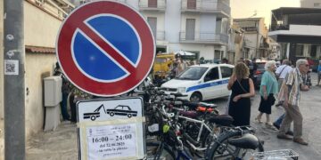Marina di Ragusa, tensione prima della processione: rimossi motorini e bici con il carro attrezzi