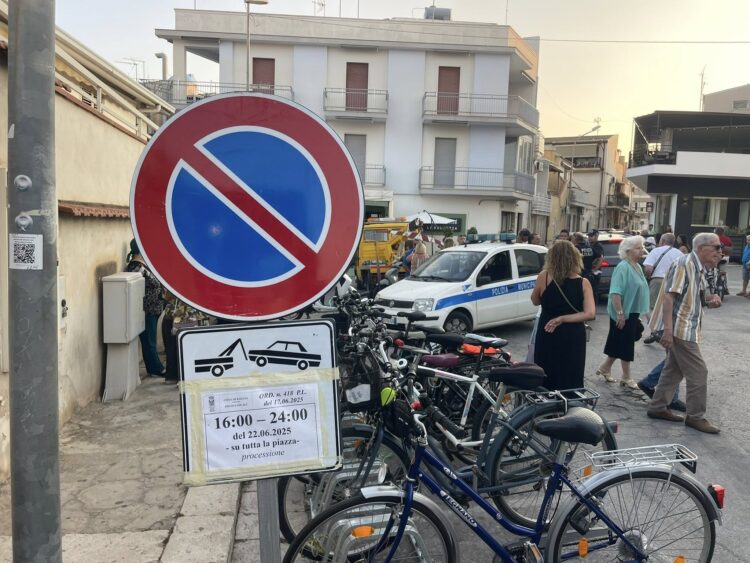 Marina di Ragusa, tensione prima della processione: rimossi motorini e bici con il carro attrezzi