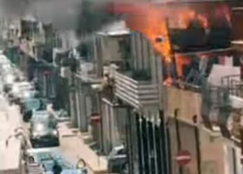 Vittoria, vasto incendio in un’abitazione di via Manzoni