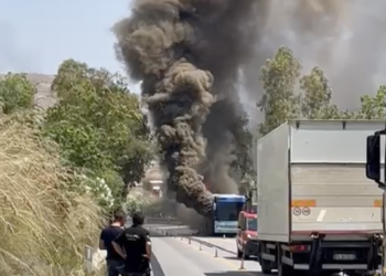 Autobus in fiamme sulla Ragusa-Catania