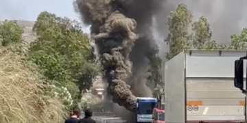 Autobus in fiamme sulla Ragusa-Catania