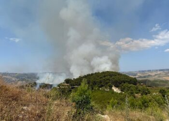 Monterosso Almo, continua l’incendio a Casasia: area naturale messa a dura prova
