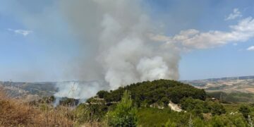 Monterosso Almo, continua l’incendio a Casasia: area naturale messa a dura prova