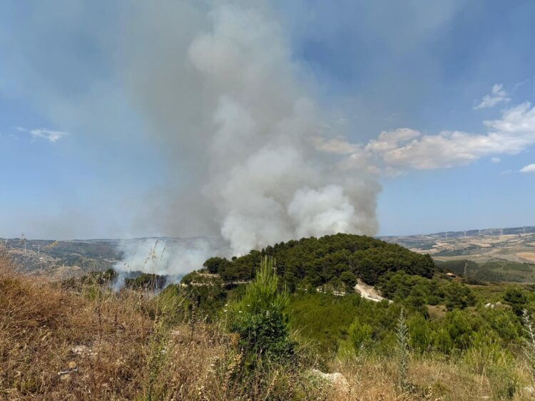 Monterosso Almo, continua l’incendio a Casasia: area naturale messa a dura prova