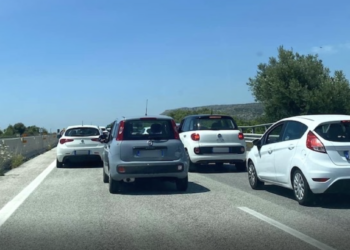 Autostrada congestionata, bimbo in crisi respiratoria soccorso dalla Polstrada