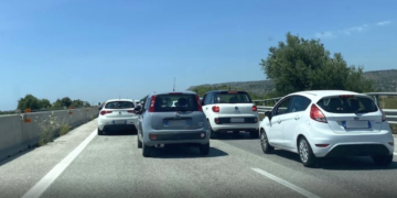 Autostrada congestionata, bimbo in crisi respiratoria soccorso dalla Polstrada