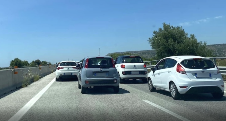 Autostrada congestionata, bimbo in crisi respiratoria soccorso dalla Polstrada